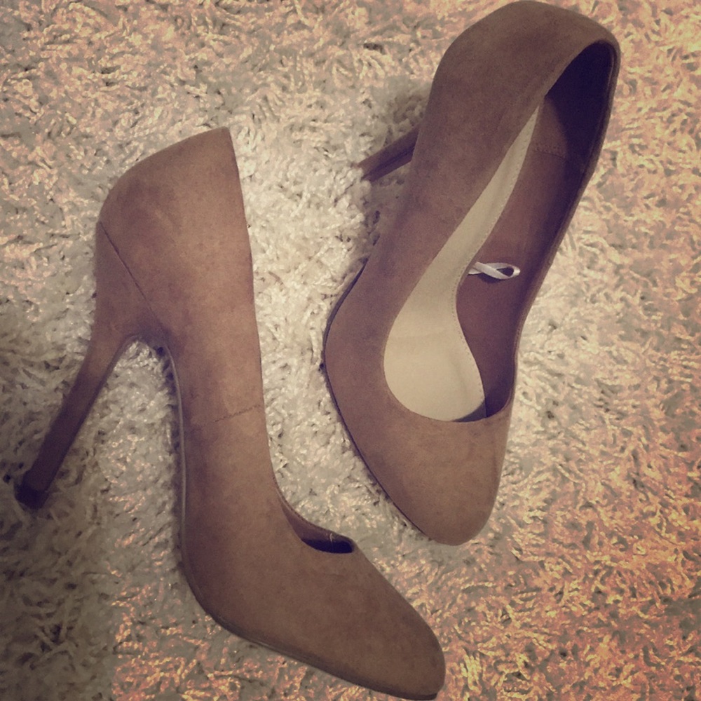 Nude pumps
